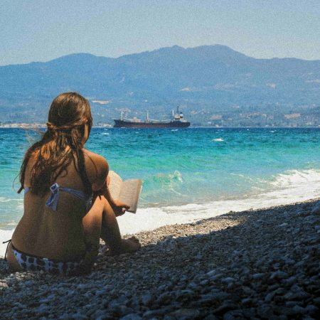 5 BookTok βιβλία για να διαβάσεις στην παραλία