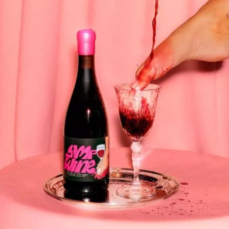 «Το πόδι μου βρίσκεται σε κάθε μπουκάλι» - Η Emilie Rae λανσάρει το δικό της κρασάκι