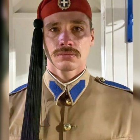 Εύζωνας γεμάτος συγκίνηση βάζει τα κλάματα στην τελευταία υπηρεσία του