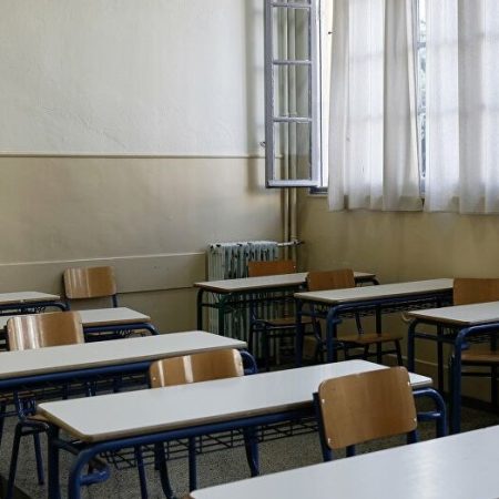 Εκπαιδευτικός θεώρησε έξυπνο να μοιράσει ομοφοβiκά φυλλάδια στα παιδιά