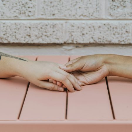 Το 56% των LGBTQ+ ζευγαριών φοβούνται να κρατηθούν από το χέρι δημοσίως