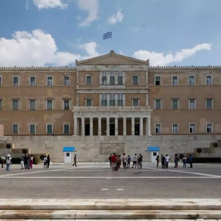 Αστυνομικός της Βουλής κατηγορείται για τον βιaσμό των 4 παιδιών του