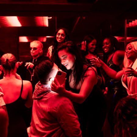 5 άτομα μας περιγράφουν τη βραδιά που έκαναν $3x με το φιλαράκι τους