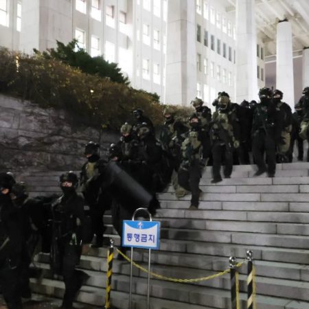 Ο πιο σύντομος στρατιωτικός νόμος στην ιστορία: Τι παίχτηκε στη Νότια Κορέα;