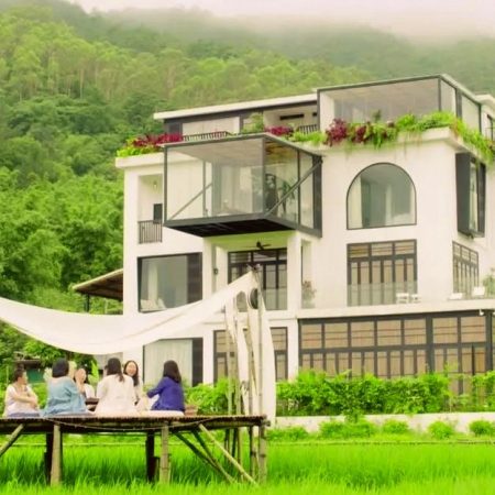 7 θεάρες κολλητές αγόρασαν μια βίλα για να περάσουν μαζί τα γεράματα