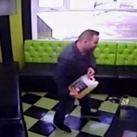 Τύπος μπουρλοτιάζει το κουρείο που τον απέλυσε ενώ είχε μέσα πελάτες!