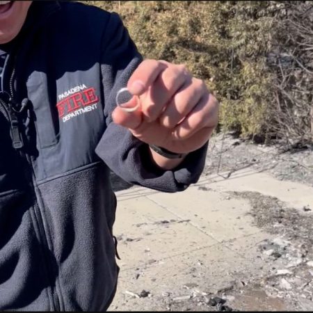 Πυροσβέστης βρήκε τη βέρα του μέσα στις στάχτες στο L.A κι αυτό είναι κάπως μαγικό