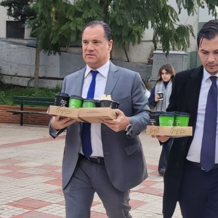 Ο Άδωνις φέρνει κλειδαρά σε κλειστό φαρμακείο και κερνάει καφεδάρα όσους περίμεναν εκεί