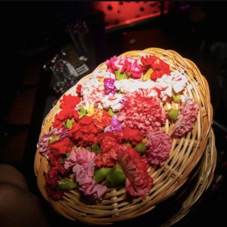 Τσίφτης παπάς τα έσπασε στα μπουζούκια τραγουδώντας το «αλήτης και αμαρτωλός»