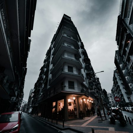 Γυναίκα μπαστακώθηκε στο σπίτι του one night stand της μέχρι που συνελήφθη