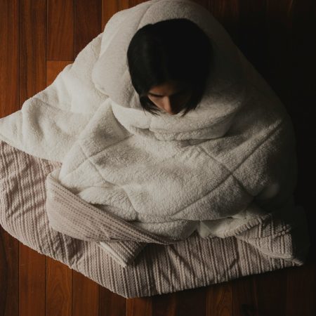 Οι ζόρικες μέρες περνούν με καναπέ, delivery και Κωνσταντίνου κι Ελένης