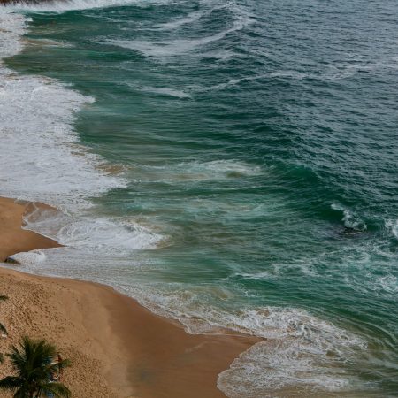 Στη Βραζιλία μια παρέα είπε να κάνει ένα χαλαρό οργιάκι πάνω στα βράχια