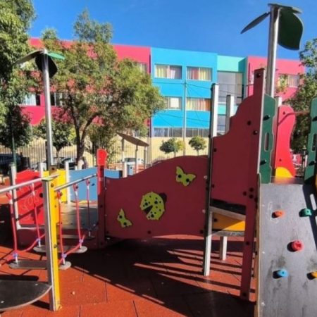 Πέντε νέες πρότυπες παιδικές χαρές για παιδιά με αναπηρία στους δήμους του Πειραιά