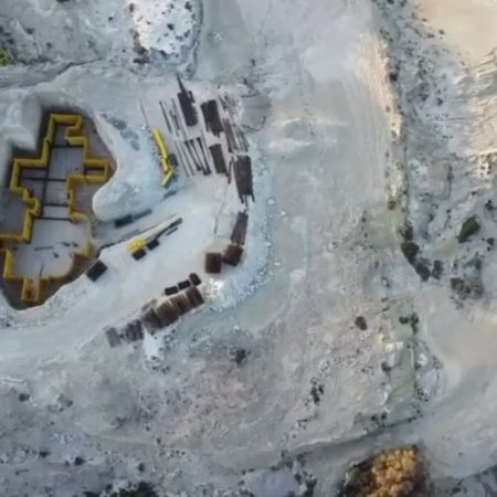 Πώς κάνετε έτσι για ένα 5στερο εκτρωματάκι στην πιο ωραία παραλία της Μήλου!