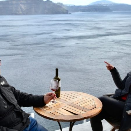 2 Χιλιανοί τουρίστες στη Σαντορίνη, πίνουν το κρασάκι τους με 4 ρίχτερ