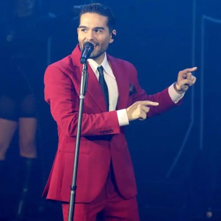 Ο Χρήστος Μάστορας ευχαριστεί την ΕΛΑΣ που ήρθε να κάνει το κοπή τη πίτα στο μαγαζί