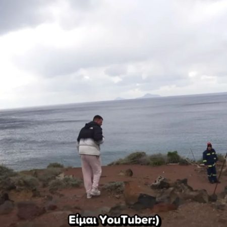 Σαΐνι youtuber πήγε να vlogάρει στην απαγορευμένη κόκκινη παραλία της Σαντορίνης