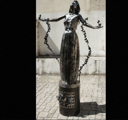 Φόρος τιμής στη μητέρα-σύμβολο των Τεμπών: Η Μαρία Καρυστιανού έγινε γλυπτό