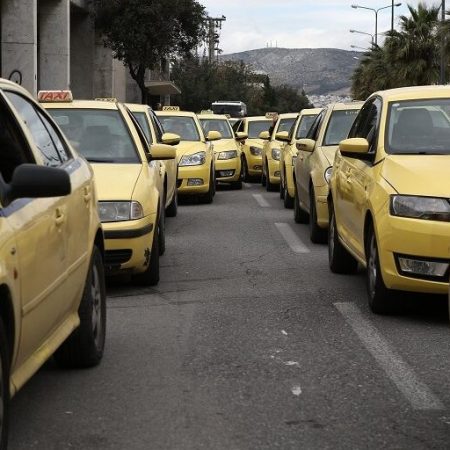 Οδηγοί ταξί δείχνουν αλληλεγγύη και μεταφέρουν δωρεάν τους διαδηλωτές στις 28/2