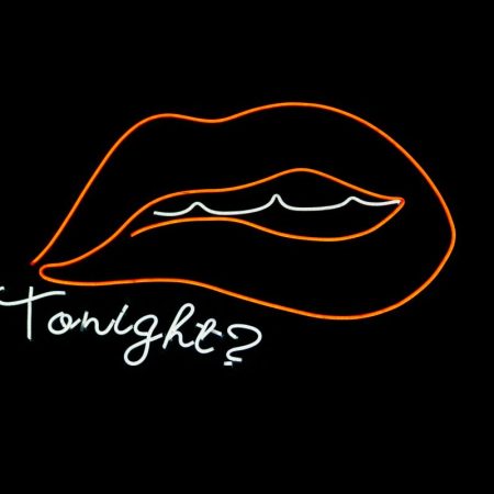 Ξέχνα τα ακριβά s#x toys! Ένα και μόνο μαντήλι μπορεί να κάνει πολλά