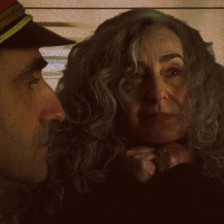 Ηθοποιοί στη Μυτιλήνη τίμησαν τους νeκρούς των Τεμπών με μια συγκινητική performance