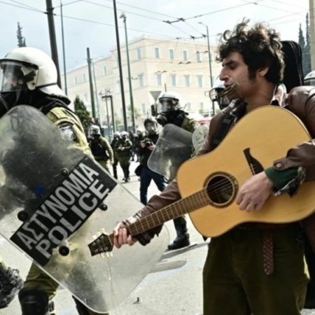 Τα σέβη μας στον τυπά που έπαιζε κιθάρα ανάμεσα στα ΜΑΤ