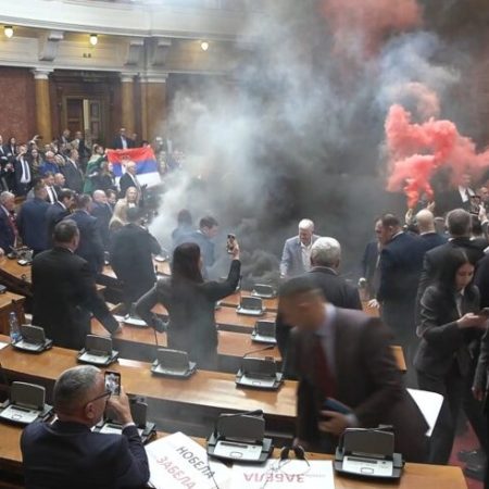 Σερβία: Ντου της αντιπολίτευσης στη Βουλή με καπνογόνα