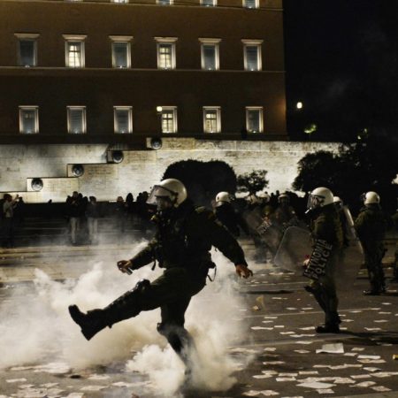 «Ψεκάστε τους να φύγουνε» ήταν η απάντηση των ΜΑΤ στη χθεσινή ειρηνική διαδήλωση