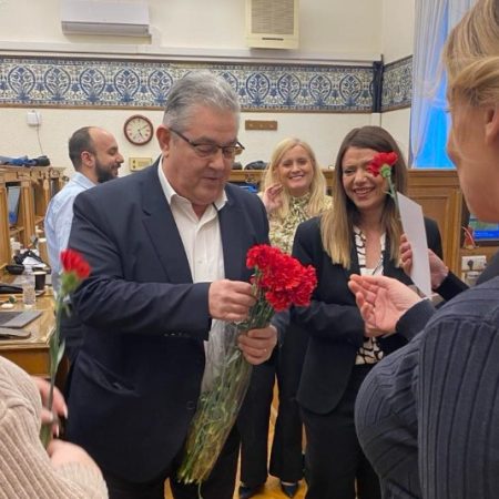 Ένα γαρύφαλλο σε κάθε κοινοβουλευτική συντάκτρια έδωσε ο παίχτης Κουτσούμπας