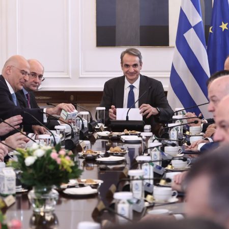 Ανασχηματισμός: Άλλαξε ο Μανωλιός και ούτε καν εβαλε τα ρούχα του αλλιώς