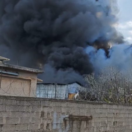 Μεγάλη φωτιά τώρα σε αποθήκη στον Ταύρο: Ήχησε το 112