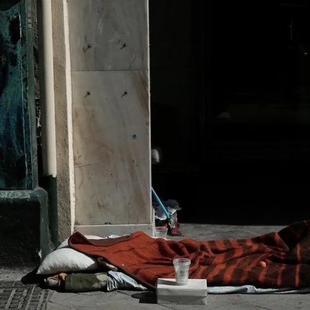 Ομόνοια: Πέταξαν αιμόφυρτο άστεγο στον δρόμο και μετά καθάρισαν σαν να μην υπήρχε