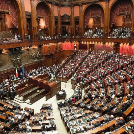 Ιταλία: Χαμούλης με νόμο που προτείνει να παίρνουν τα νεογέννητα το επίθετο της μαμάς