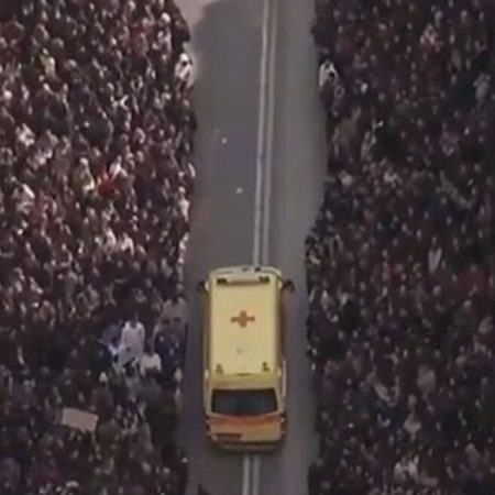 Θεσσαλονίκη: Βίντεο δείχνει την αλληλεγγύη χιλιάδων διαδηλωτών που ανοίγουν διάδρομο για να σωθεί μια ζωή