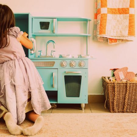 Τι συμβαίνει όταν τα κορίτσια παίζουν με κουζινικά και τα αγόρια με όπλa;