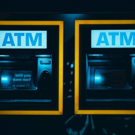 Απίστευτο περιστατικό στον Πύργο: ΑΤΜ μοίραζε ανεξέλεγκτα χαρτονομίσματα!