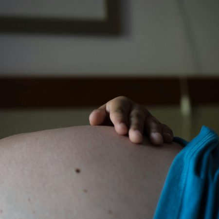 Πήλιο: Κλείδωσε τη σύντροφό του έξω απ' το σπίτι γιατί δεν ήθελε να κάνει έκτρωση