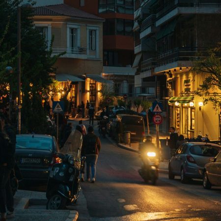 Έξω από ένα μπαρ, στις ανθισμένες νεραντζιές της Αθήνας, με φίλησες