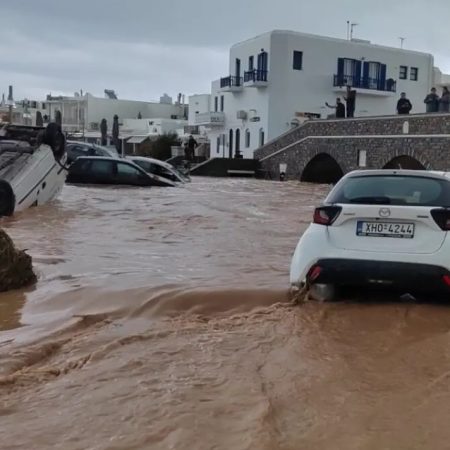 Πνίγηκαν Πάρος και Μύκονος από τη βροχή και τη λάσπη, σε μόλις 2 ώρες
