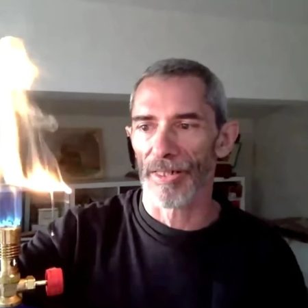 Ο Λακαφώσης καίει έλαια σιλικόνης live: «Γιατί δεν παθαίνω εγκαύματα;»