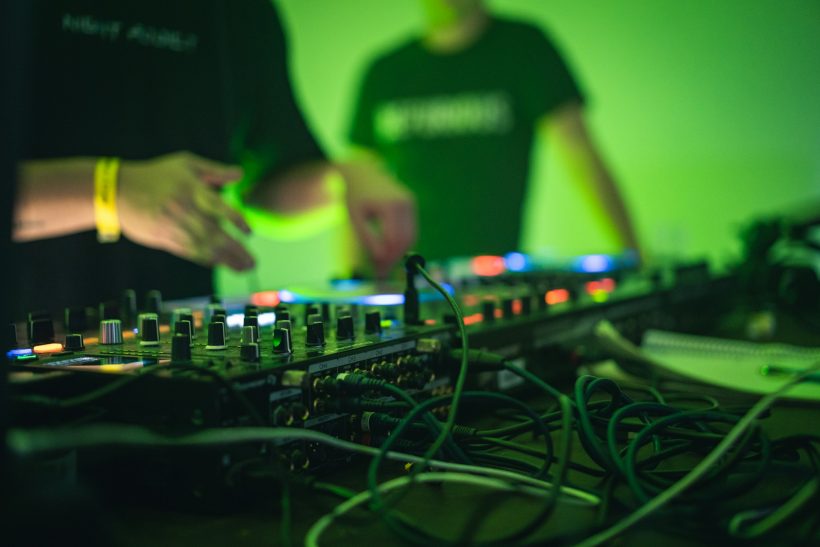 Ψύχραιμος DJ στη Ναύπακτο έκοψε το αυτί συναδέλφου του για τα ποσοστά