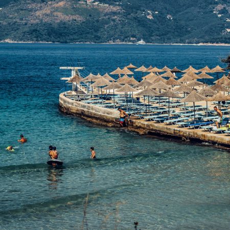 Διακοπές σε άγνωστες παραλίες κι απίθανα χωριά στην ύπαιθρο της Αλβανίας