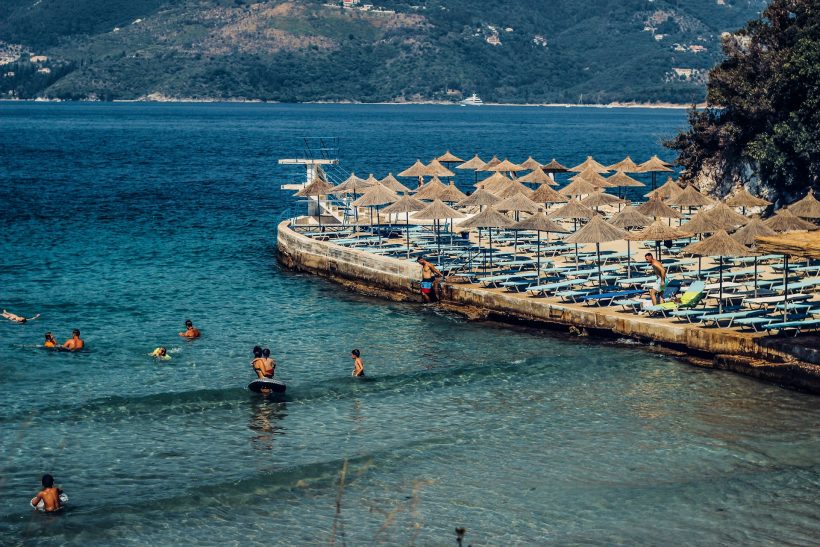 Διακοπές σε άγνωστες παραλίες κι απίθανα χωριά στην ύπαιθρο της Αλβανίας