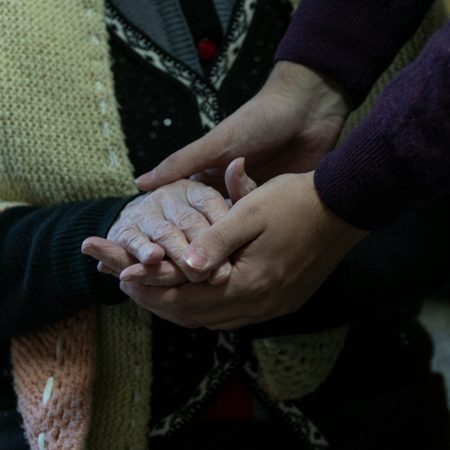Η επιστήμη βρήκε την «καλύτερη γιαγιά» και ναι, είναι η μαμά της μαμάς σου