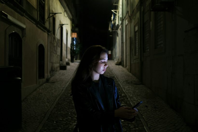 5 πράγματα να κάνεις αντί να περιμένεις πάνω από το κινητό μέχρι να απαντήσει