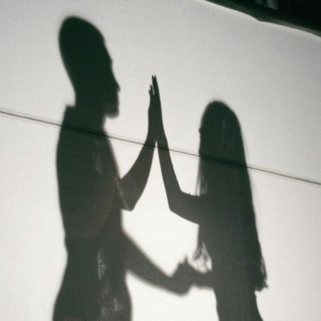 Πώς να αγκαλιάσεις την ακαταμάχητη δύναμη της θηλυκότητας μέσα σου