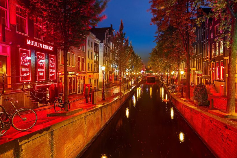Red light district, κάννaβη, πληρωμένο σ3ξ, γραφικά σοκάκια: Τι κάνει τη ζωή στην Ολλανδία να ξεχωρίζει;