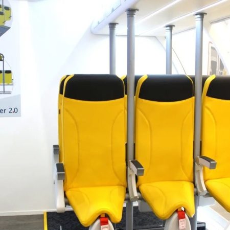 Low-cost αεροπορική λανσάρει «θέσεις μόνο για όρθιους» και σε λίγο θα μας κρεμάνε κι απ'το φτερό