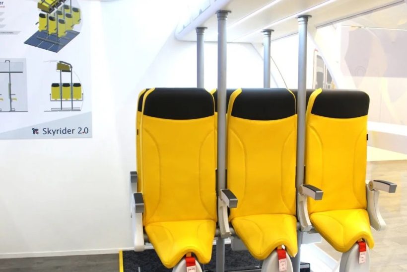 Low-cost αεροπορική λανσάρει «θέσεις μόνο για όρθιους» και σε λίγο θα μας κρεμάνε κι απ'το φτερό