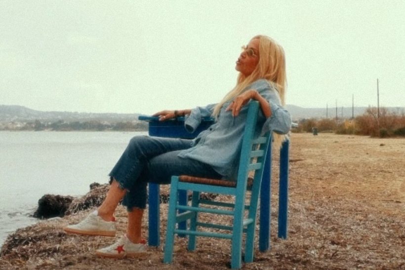 Η Βίσση αυτοσκηνοθετείται στο νέο της βίντεο κλιπ και είναι πιο απλή και πιο Απόλυτη από ποτέ